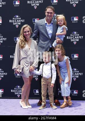 Denver, Stati Uniti. 13 luglio 2021. Texas Rangers Kyle Gibson si pone con la sua famiglia durante il MLB All-Star Red Carpet Show al Coors Field di Denver, Colorado, martedì 13 luglio 2021. Foto di Bob strong/UPI Credit: UPI/Alamy Live News Foto Stock