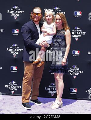 Denver, Stati Uniti. 13 luglio 2021. Chicago Cubs Craig Kimbel si pone con la sua famiglia durante il MLB All-Star Red Carpet Show al Coors Field di Denver, Colorado, martedì 13 luglio 2021. Foto di Bob strong/UPI Credit: UPI/Alamy Live News Foto Stock