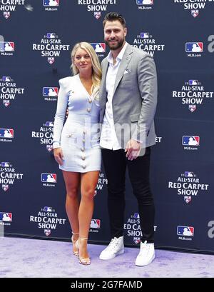 Denver, Stati Uniti. 13 luglio 2021. Texas Rangers Joey Gallo si pone con sua moglie durante la MLB All-Star Red Carpet Show al Coors Field di Denver, Colorado, martedì 13 luglio 2021. Foto di Bob strong/UPI Credit: UPI/Alamy Live News Foto Stock