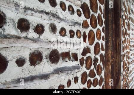 Questa vecchia capanna di legno pan di zenzero casa nei boschi è complicato e semplice. Vengono mostrate le pareti di legno del cordone stagionato. Foto Stock