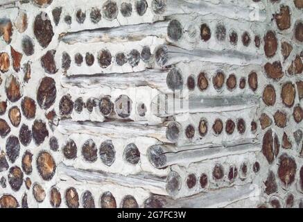 Questa vecchia capanna di legno pan di zenzero casa nei boschi è complicato e semplice. Vengono mostrate le pareti di legno del cordone stagionato. Foto Stock