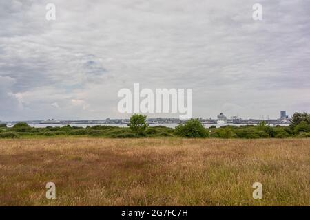 Vista da Hythe verso Southampton, Hythe, Hampshire, Inghilterra, Regno Unito Foto Stock