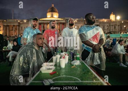 EURO 2020: Gli appassionati d'Inghilterra si sentono sconfitti in Trafalgar Square mentre l'Italia vince il 3-2 dopo una punizione stracciata durante le finali dell'Euro. Londra, Regno Unito. Foto Stock