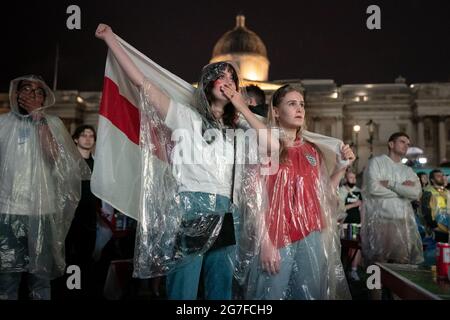 EURO 2020: Gli appassionati d'Inghilterra si sentono sconfitti in Trafalgar Square mentre l'Italia vince il 3-2 dopo una punizione stracciata durante le finali dell'Euro. Londra, Regno Unito. Foto Stock