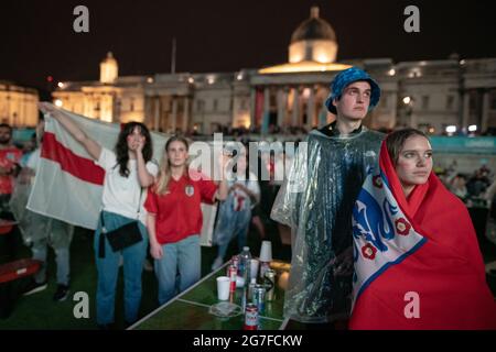 EURO 2020: Gli appassionati d'Inghilterra si sentono sconfitti in Trafalgar Square mentre l'Italia vince il 3-2 dopo una punizione stracciata durante le finali dell'Euro. Londra, Regno Unito. Foto Stock