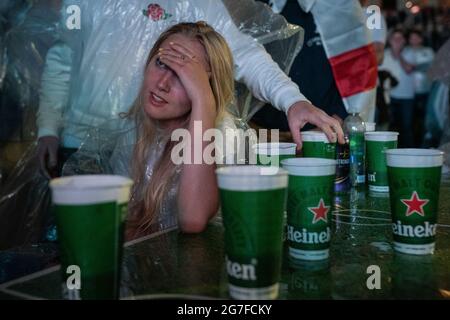 EURO 2020: Gli appassionati d'Inghilterra si sentono sconfitti in Trafalgar Square mentre l'Italia vince il 3-2 dopo una punizione stracciata durante le finali dell'Euro. Londra, Regno Unito. Foto Stock