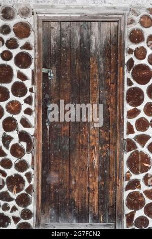 Questa vecchia capanna di legno pan di zenzero casa nei boschi è complicato e semplice. Vengono mostrate le pareti di legno del cordone stagionato. Foto Stock