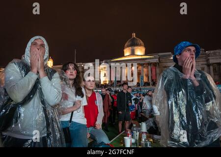 EURO 2020: Gli appassionati d'Inghilterra si sentono sconfitti in Trafalgar Square mentre l'Italia vince il 3-2 dopo una punizione stracciata durante le finali dell'Euro. Londra, Regno Unito. Foto Stock