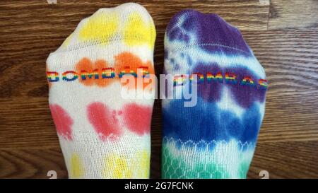 Bombas Color Swatch Tie Dye Pride caviglia Socks - parte della Bombas Pride Collection per celebrare e sostenere la comunità LGBTQ+. Foto Stock