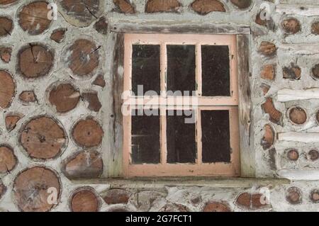 Questa vecchia capanna di legno pan di zenzero casa nei boschi è complicato e semplice. Vengono mostrate le pareti di legno del cordone stagionato. Foto Stock