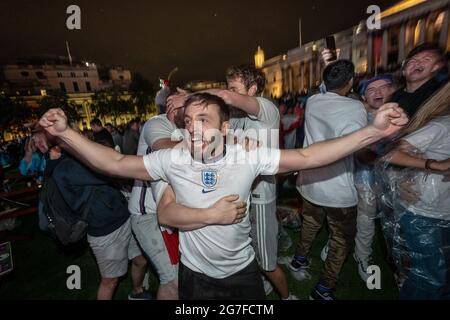 EURO 2020: Inghilterra contro Italia. I tifosi inglesi guardano le finali dei campioni sui grandi schermi di Trafalgar Square mentre l'Inghilterra affronta l'Italia in finale. Foto Stock