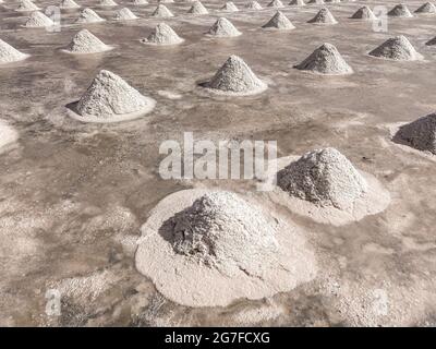 Phetchaburi sale appartamenti Naklua, aziende agricole e agricoltori raccolta di sale a Phetchaburi, Thailandia Foto Stock