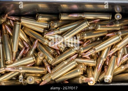 Una pila di proiettili in rame di una pistola utilizzata nell'attività di tiro Foto Stock