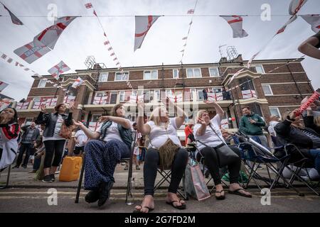 EURO 2020: I residenti della tenuta di Kirby a Bermondsey si preparano a guardare le finali della partita mentre l'Inghilterra prende l'Italia per l'Euro Cup. Londra, Regno Unito. Foto Stock