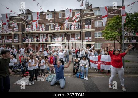 EURO 2020: I residenti della tenuta di Kirby a Bermondsey si preparano a guardare le finali della partita mentre l'Inghilterra prende l'Italia per l'Euro Cup. Londra, Regno Unito. Foto Stock