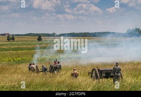 Gettysburg, PA, USA - 14 giugno 2008: Monumenti del campo di battaglia. Paesaggio con gruppi di maschi con cannone sparante che arruolano scenari di guerra, set in beige yel Foto Stock