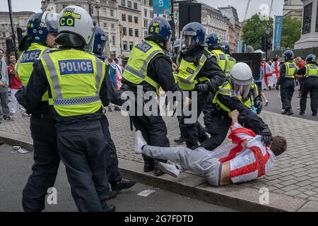 Euro 2020: Comportamento disordinato mentre migliaia di tifosi di calcio si affollano vicino a Trafalgar Square davanti alle finali della partita Inghilterra vs Italia. Londra, Regno Unito. Foto Stock