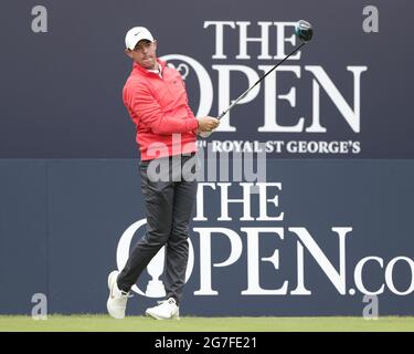 13 luglio 2021; il Royal St. George's Golf Club, Sandwich, Kent, Inghilterra; il 149th Open Golf Championship, giornata di pratica; Rory McIlroy (NIR) colpisce il suo pilota dal tee sul foro di apertura Foto Stock