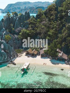 Una coppia si trova su una spiaggia privata nascosta nelle isole dell'Oceano Pacifico. Un'immagine romantica che mostra una bella coppia viaggio e turismo exp Foto Stock