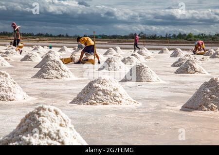 Phetchaburi sale appartamenti Naklua, aziende agricole e agricoltori raccolta di sale a Phetchaburi, Thailandia Foto Stock