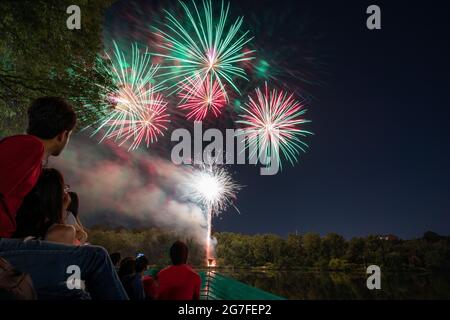 Quattro di luglio fuochi d'artificio come visto dal lago Kittamaqundi in Columbia, Maryland. Foto Stock