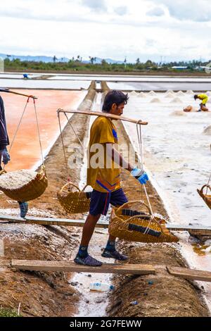 Phetchaburi sale appartamenti Naklua, aziende agricole e agricoltori raccolta di sale a Phetchaburi, Thailandia Foto Stock