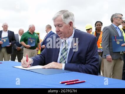 Hazelwood, Stati Uniti. 13 luglio 2021. Il governatore del Missouri Mike Parson firma l'SB 262 in legge, durante le cerimonie a Hazelwood, Missouri, martedì 13 luglio 2021. La legislazione aumenterà i finanziamenti per i trasporti destinati a progetti infrastrutturali statali e locali di importanza critica in tutto lo stato del Missouri. I finanziamenti saranno raccolti da un aumento della tassa statale sul gas, che non è aumentato in oltre 20 anni. Photo by Bill Greenblatt/UPI Credit: UPI/Alamy Live News Foto Stock