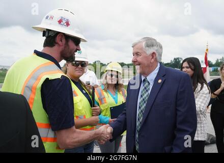 Hazelwood, Stati Uniti. 13 luglio 2021. Il Governatore del Missouri Mike Parson saluta i lavoratori del Dipartimento dei Trasporti del Missouri dopo aver firmato l'SB 262 in legge, durante le cerimonie a Hazelwood, Missouri, martedì 13 luglio 2021. La legislazione aumenterà i finanziamenti per i trasporti destinati a progetti infrastrutturali statali e locali di importanza critica in tutto lo stato del Missouri. I finanziamenti saranno raccolti da un aumento della tassa statale sul gas, che non è aumentato in oltre 20 anni. Photo by Bill Greenblatt/UPI Credit: UPI/Alamy Live News Foto Stock