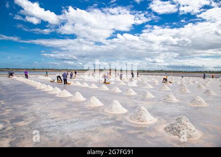 Phetchaburi sale appartamenti Naklua, aziende agricole e agricoltori raccolta di sale a Phetchaburi, Thailandia Foto Stock