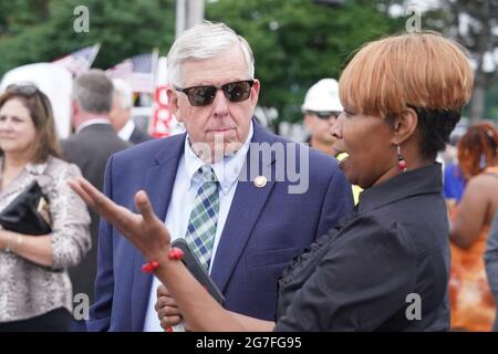 Hazelwood, Stati Uniti. 13 luglio 2021. Il Governatore del Missouri Mike Parson parla con Shaunda White, il Dipartimento dei Trasporti del Missouri, prima di firmare l'SB 262 in legge, durante le cerimonie a Hazelwood, Missouri, martedì 13 luglio 2021. La legislazione aumenterà i finanziamenti per i trasporti destinati a progetti infrastrutturali statali e locali di importanza critica in tutto lo stato del Missouri. I finanziamenti saranno raccolti da un aumento della tassa statale sul gas, che non è aumentato in oltre 20 anni. Photo by Bill Greenblatt/UPI Credit: UPI/Alamy Live News Foto Stock