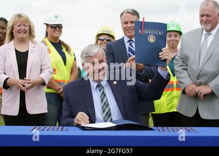 Hazelwood, Stati Uniti. 13 luglio 2021. Il governatore del Missouri Mike Parson detiene una copia di SB 262 che ha firmato in legge, durante le cerimonie a Hazelwood, Missouri, martedì 13 luglio 2021. La legislazione aumenterà i finanziamenti per i trasporti destinati a progetti infrastrutturali statali e locali di importanza critica in tutto lo stato del Missouri. I finanziamenti saranno raccolti da un aumento della tassa statale sul gas, che non è aumentato in oltre 20 anni. Photo by Bill Greenblatt/UPI Credit: UPI/Alamy Live News Foto Stock