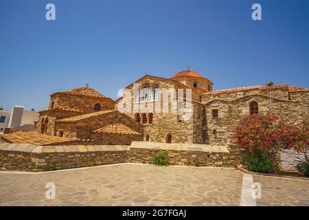 PARIKIA - GRECIA, 2017 GIUGNO: Panagia Ekatontapyliani o Chiesa di 100 porte è un famoso complesso storico della chiesa bizantina nella città di Parikia sull'isola Foto Stock