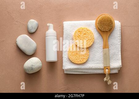 Composizione con spugne da trucco e articoli da bagno su sfondo colorato Foto Stock