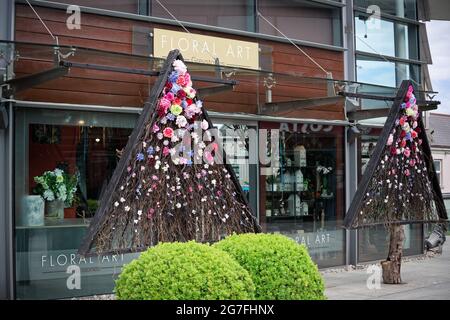 GREYSTONES, IRLANDA - 07 giu 2021: Negozio di fiori 'Floral Art Greystones' con decorazioni uniche sul davanti nel centro commerciale Meridian Point di Grey Foto Stock