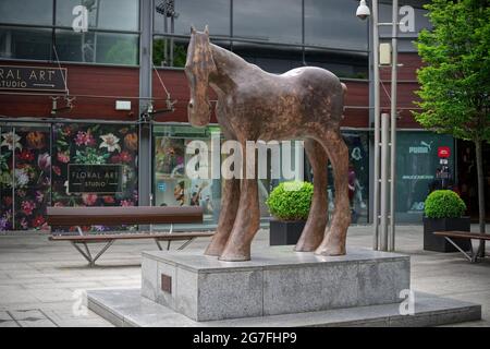 GREYSTONES, IRLANDA - 07 giu 2021: 'Emer', la statua a forma di cavallo dello scultore irlandese Anthony Scott, situata nel centro commerciale Meridian Point Foto Stock