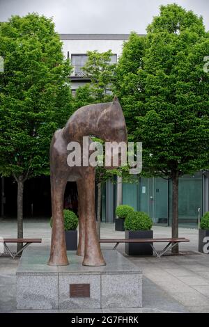GREYSTONES, IRLANDA - 07 giu 2021: Immagine verticale della statua equestre 'Emer' dell'artista Anthony Scott situata nel centro commerciale Meridian Point di Grey Foto Stock