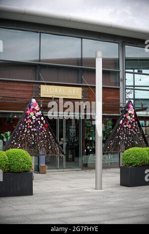 GREYSTONES, IRLANDA - 07 giu 2021: Immagine verticale del negozio di fiori locali 'Floral Art Greystones' nel centro commerciale Meridian Point a Greystones, C. Foto Stock