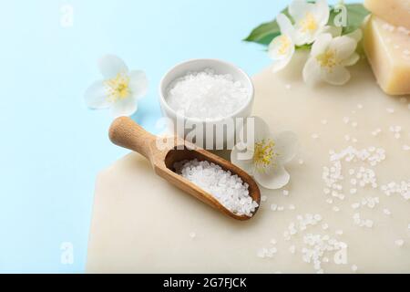 Composizione sale marino e fiori di gelsomino su sfondo colorato Foto Stock