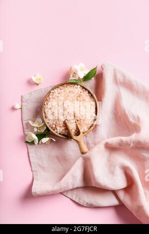 Composizione con ciotola di sale marino e fiori di gelsomino su sfondo colorato Foto Stock