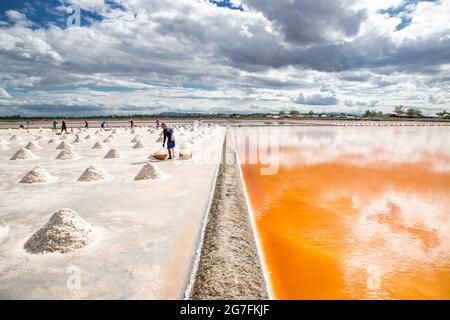 Phetchaburi sale appartamenti Naklua, aziende agricole e agricoltori raccolta di sale a Phetchaburi, Thailandia Foto Stock