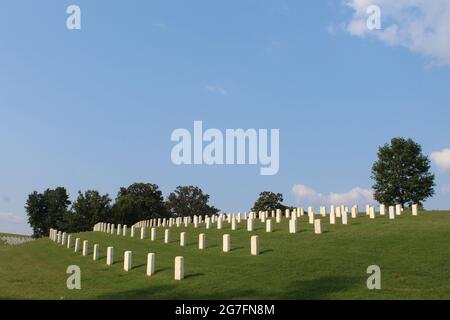 Molte tombe su due colline al cimitero nazionale di Chattanooga in estate Foto Stock