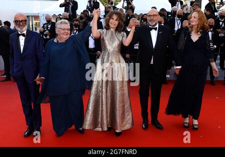 Cannes. 14 luglio 2021. L'attrice e regista francese Valerie Lemercier (C) pone con i membri del cast al loro arrivo per la proiezione del film 'Aline: La voce dell'amore' al 74a Festival di Cannes, in Francia, 13 luglio 2021. Credit: Xinhua/Alamy Live News Foto Stock