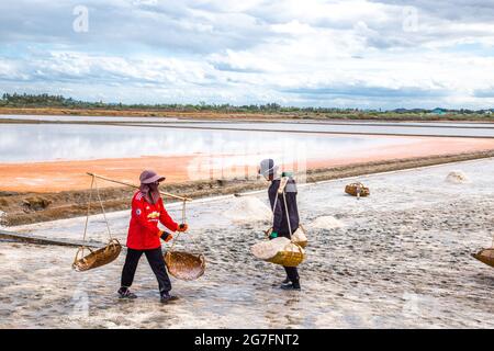 Phetchaburi sale appartamenti Naklua, aziende agricole e agricoltori raccolta di sale a Phetchaburi, Thailandia Foto Stock