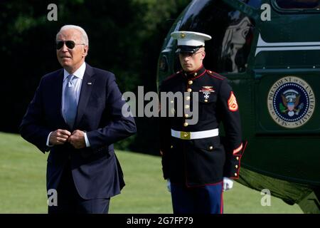 Il presidente degli Stati Uniti Joe Biden cammina sul prato sud della Casa Bianca al suo ritorno a Washington da Philadelphia il 13 luglio 2021. Credito: Yuri Grippas/Pool via CNP /MediaPunch Foto Stock