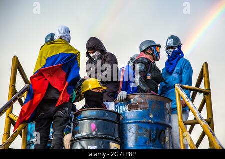 BogotÃ, Colombia. 11 Luglio 2020. I membri della prima linea sono visti in cima al ponte durante un tributo a Jaime FandiÃ±o.il 11 luglio, nel sud di BogotÃ, un tributo è stato organizzato in memoria di Jaime FandiÃ±o, un uomo di 32 anni che è stato colpito da un barattolo di gas lacrimogeno sparato direttamente nel suo petto dalla polizia anti-sommossa. Durante l'evento si sono tenuti concerti, graffiti, colloqui e un piatto della comunità. Nei due mesi di proteste, in Colombia sono state uccise 74 persone. Credit: Antonio Cascio/SOPA Images/ZUMA Wire/Alamy Live News Foto Stock