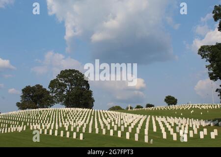 Molte tombe su due colline al cimitero nazionale di Chattanooga in estate Foto Stock