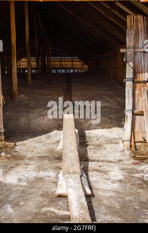 Phetchaburi sale appartamenti Naklua, aziende agricole e agricoltori raccolta di sale a Phetchaburi, Thailandia Foto Stock