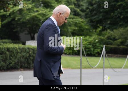 Washington, Stati Uniti. 13 luglio 2021. Il presidente DEGLI STATI UNITI Joe Biden cammina sul prato sud della Casa Bianca prima della partenza per Philadelphia alla Casa Bianca a Washington DC. Credit: SOPA Images Limited/Alamy Live News Foto Stock