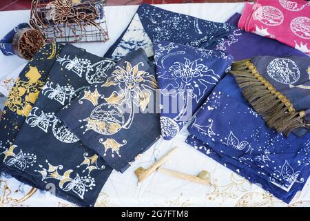 Pasuruan, Indonesia. Giugno 2021. Batik e batik stampati realizzati dal bromo Tengger Tribe sono pronti per essere venduti ed esposti. Batik tipico di B Foto Stock