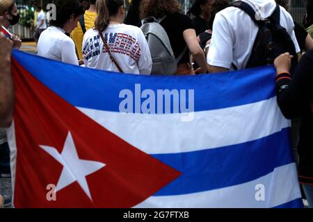 I manifestanti marciano da Times Square alle Nazioni Unite a sostegno delle recenti manifestazioni contro il governo cubano il 13 luglio 2021 a New York City. I cubani hanno manifestato a l'Avana contro l'attuale crisi economica del paese dovuta alle precedenti sanzioni dei governi degli Stati Uniti. La crisi è stata ulteriormente aggravata dal Covid-19, che limita gravemente la disponibilità di cibo e medicinali. Inoltre, i manifestanti chiedono l'estorsazione dell'attuale presidente Miguel Díaz-Canel. (Foto di John Lamparski/SIPA USA) Foto Stock